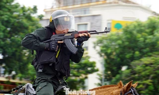 Mãn nhãn xem Cảnh sát cơ động bắn súng trên lưng ngựa