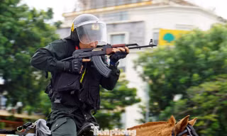 Mãn nhãn xem Cảnh sát cơ động bắn súng trên lưng ngựa