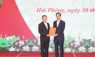 Ông Hoàng Văn Trà - Phó Chủ nhiệm UBKT Trung ương trao quyết định cho ông Nguyễn Anh Tuấn. 