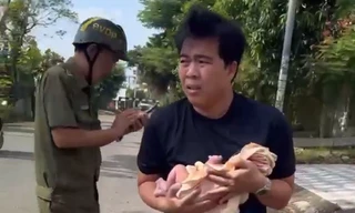 Nghe tiếng khóc, phát hiện bé sơ sinh nằm bên cỏ mọc um tùm ở TPHCM