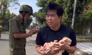 Nghe tiếng khóc, phát hiện bé sơ sinh nằm bên cỏ mọc um tùm ở TPHCM