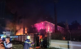 Nhà kho nhà thờ ở TPHCM cháy đỏ rực tối mùng 2 Tết