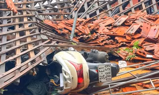 Hải Phòng: Nhà sập, mái tôn bay khắp nơi sau khi xuất hiện ‘vòi rồng’