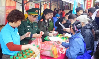 Người lính Biên phòng mang Tết nhân ái tới đồng bào nghèo xứ Lạng