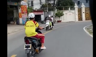 Xác minh clip thiếu niên chạy xe máy độ, che biển số trên đường