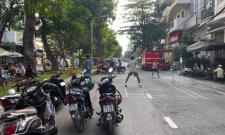 Xử phạt nhóm người giăng lưới đánh cầu lông giữa đường 