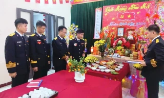 Mâm cơm tất niên ấm tình đồng đội ở Trung đoàn Tàu ngầm 196