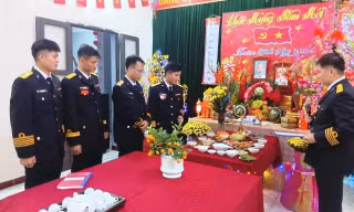 Mâm cơm tất niên ấm tình đồng đội ở Trung đoàn Tàu ngầm 196