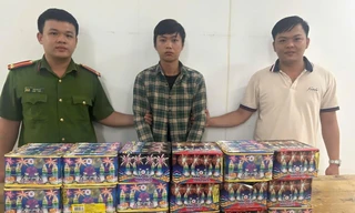 Mua pháo qua Facebook, Zalo để bán kiếm lời tiêu Tết