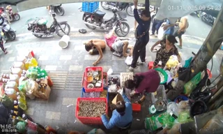 Thợ sơn rơi từ tầng cao xuống trúng người dân