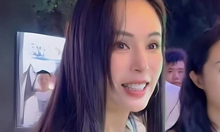 Hình ảnh gây kinh ngạc của Lý Nhược Đồng ở chợ đêm