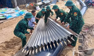 Bộ đội Biên phòng Gia Lai giúp người dân ổn định cuộc sống sau bão số 13