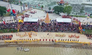 Hơn 5.000 người diễu hành, mô phỏng cuộc hội quân của Trần Hưng Đạo trên sông Lục Đầu