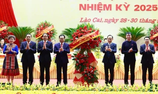 Đồng chí Lê Hoài Trung, Bí thư Trung ương Đảng, Quyền Bộ trưởng Bộ Ngoại giao thay mặt Ban Chấp hành Trung ương Đảng tặng hoa chúc mừng Đại hội Đảng bộ tỉnh Lào Cai.