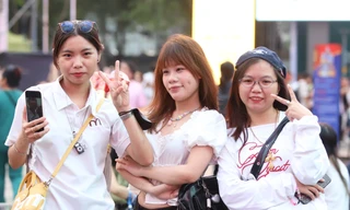 Bạn trẻ, du khách... đổ về trung tâm TPHCM đón năm mới 2026