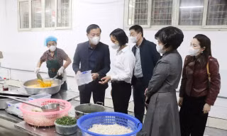 Hà Nội: Phát hiện đơn vị cung cấp thực phẩm ăn bán trú trong hồ sơ một đằng, thực tế một nẻo 