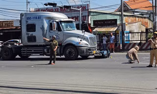 Xe máy bị cuốn vào gầm xe đầu kéo, một người tử vong 