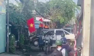 Xe ba gác 'cõng' ô tô, tài xế lĩnh phạt 10 triệu đồng