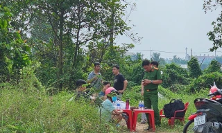 Người bán hoa quả chết treo cổ trên cây ven đường ở TPHCM