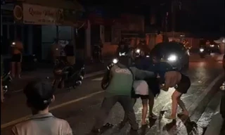 Công an truy tìm nhóm người dừng xe đánh nhau giữa đường ở TPHCM