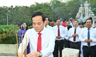 Bí thư Thành ủy TPHCM Trần Lưu Quang dâng hương kỷ niệm 85 năm Ngày Nam Kỳ khởi nghĩa