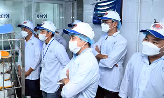Các nhà phân phối tham quan Nhà máy Hạ Long Canfoco tại Hải Phòng.