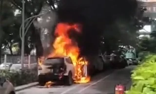 Clip: Ô tô bốc cháy ngùn ngụt trong khu chung cư