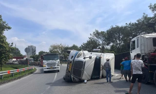 Xe container lật trên xa lộ Hà Nội, giao thông ùn tắc kéo dài nhiều giờ 