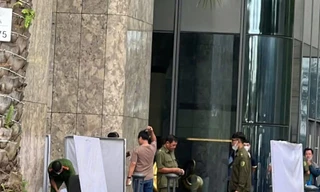 Phát hiện thi thể giấu trong túi ở sảnh chung cư TPHCM