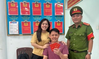 Đi lạc đúng ngày sinh nhật, người đàn ông Singapore được Công an TPHCM giúp đoàn tụ với người thân