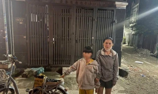 Công an vào cuộc vụ mẹ chở con đi cướp bông tai của bé gái 5 tuổi