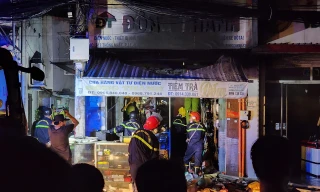 Cửa hàng ở TPHCM cháy lớn, cả khu phố náo loạn