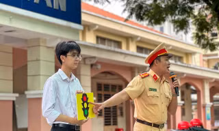 CSGT TPHCM vào trường 'hỏi kiến thức luật' của học sinh