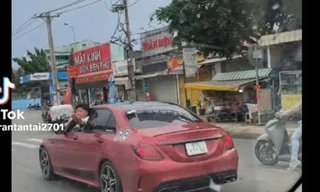 CSGT TPHCM tìm tài xế xe Mercedes lạng lách, chặn đầu xe tải, nhoài người chửi bới trên đường