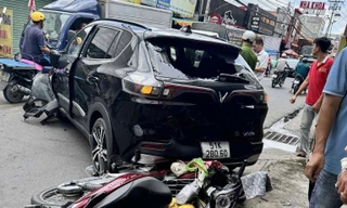 Ô tô tông xe máy, hai người nhập viện