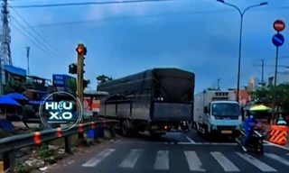 Thót tim cảnh xe tải ngang nhiên chạy ngược chiều ở TPHCM