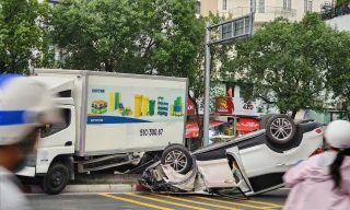 Xe ô tô lật chắn ngang đường, kẹt xe dài hơn 2km