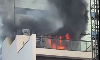 Nghi ngút khói lửa trên sân thượng spa giữa trung tâm TPHCM