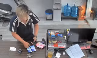 Giả khách vào tiệm cầm đồ, người đàn ông giật 2 iPhone rồi bỏ chạy