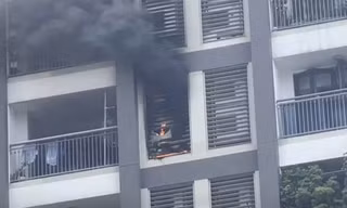 Cháy căn hộ tầng 10 chung cư cao cấp TP.HCM, hàng trăm cư dân tháo chạy