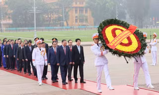 Lãnh đạo Đảng, Nhà nước và các đại biểu Quốc hội vào Lăng viếng Chủ tịch Hồ Chí Minh 