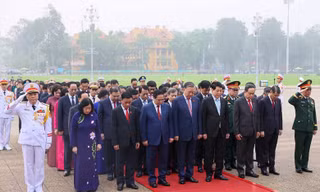 Lãnh đạo Đảng, Nhà nước và các đại biểu Quốc hội vào Lăng viếng Chủ tịch Hồ Chí Minh 