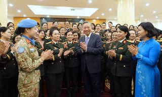 Tổng Bí thư đặc biệt đánh giá cao các nghiên cứu về vũ khí, khí tài của phụ nữ Quân đội