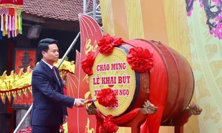 Ông Lê Ngọc Châu - Chủ tịch UBND TP Hải Phòng khởi trống khai bút.