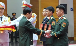 Đại tướng Phan Văn Giang trao phần thưởng đặc biệt cho 5 gương mặt trẻ tiêu biểu