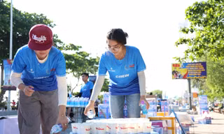 Khoảnh khắc đẹp của các 'biệt đội áo xanh' thầm lặng tiếp sức 12.000 runner tại phố biển Nha Trang 