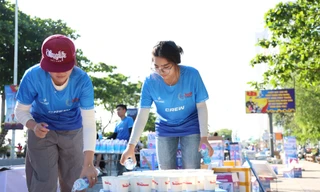 Khoảnh khắc đẹp của các 'biệt đội áo xanh' thầm lặng tiếp sức 12.000 runner tại phố biển Nha Trang 