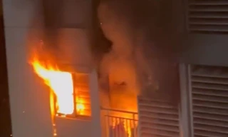 Cháy chung cư ở TP.HCM lúc rạng sáng, ba mẹ con bị thương nặng