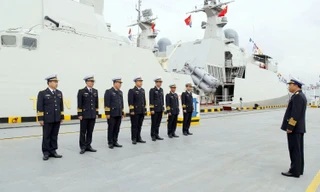 Biên đội tàu Hải quân tổng duyệt đón Bộ trưởng Quốc phòng Việt Nam - Trung Quốc