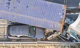 Container 'đè' ô tô 7 chỗ, cửa ngõ phía Đông TPHCM kẹt xe kéo dài